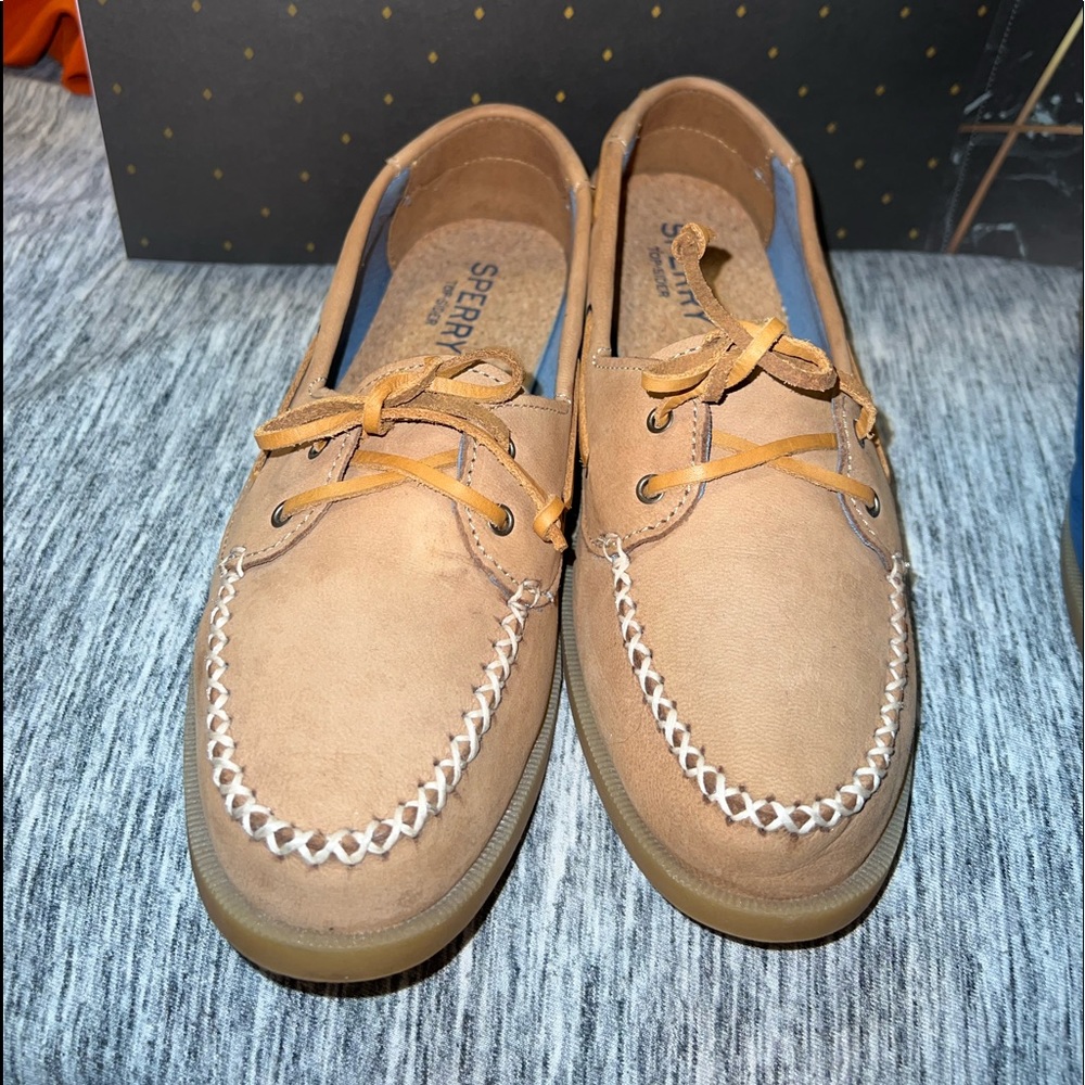 Sperry Women Size 8. Gently USED